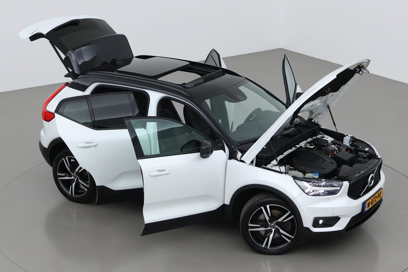 Volvo XC40 T5 Twin Engine R-Design | Harman/Kardon | Panoramadak | BLIS | Camera | Stoel+Stuurverwarming | Keyless | ACC | 19 Inch