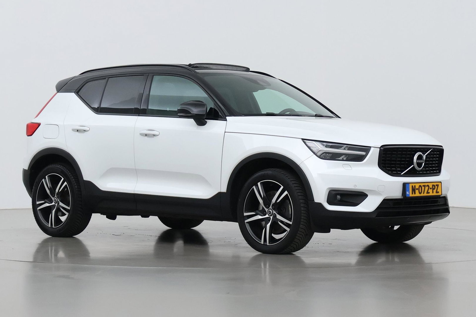 Volvo XC40 T5 Twin Engine R-Design | Harman/Kardon | Panoramadak | BLIS | Camera | Stoel+Stuurverwarming | Keyless | ACC | 19 Inch