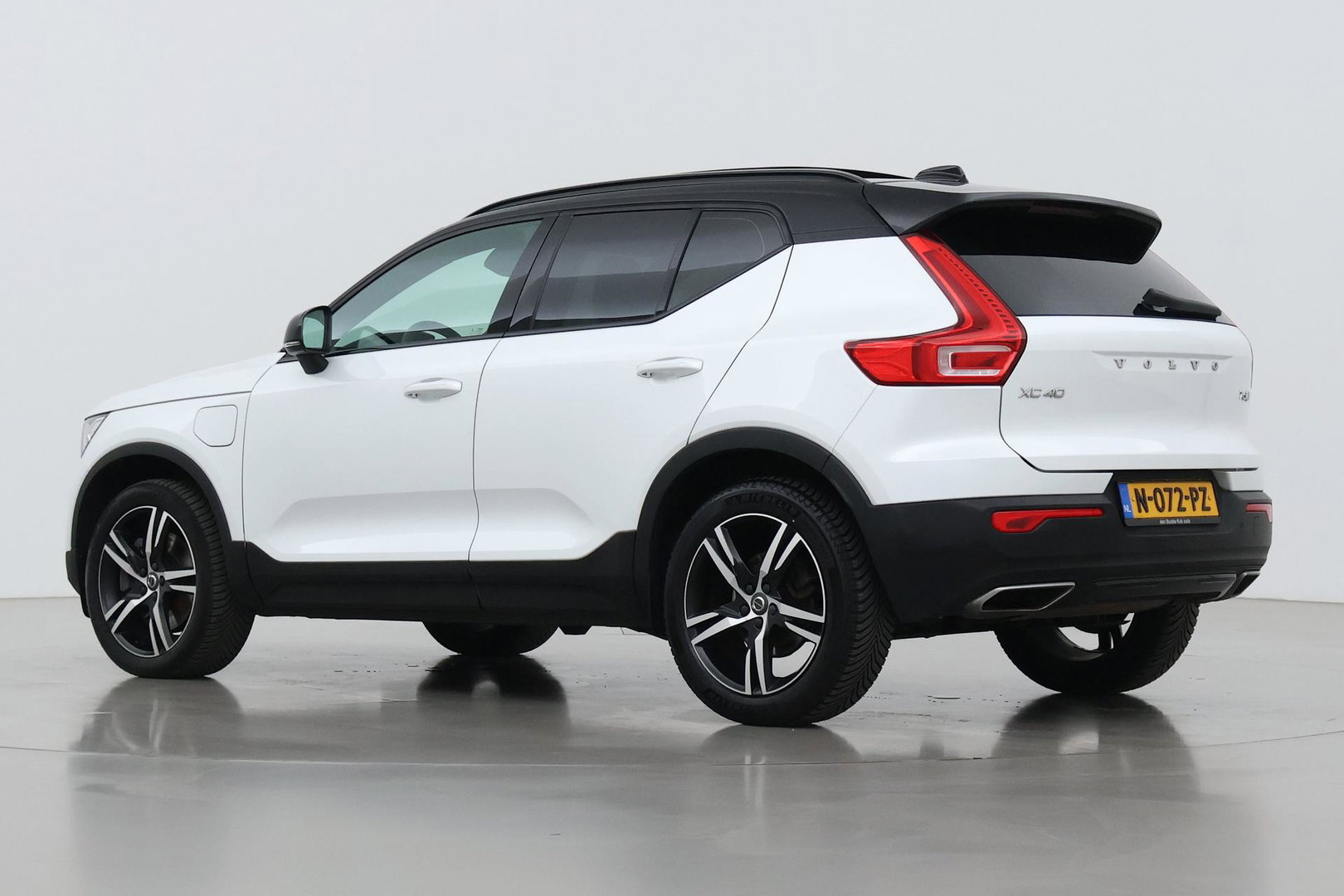 Volvo XC40 T5 Twin Engine R-Design | Harman/Kardon | Panoramadak | BLIS | Camera | Stoel+Stuurverwarming | Keyless | ACC | 19 Inch