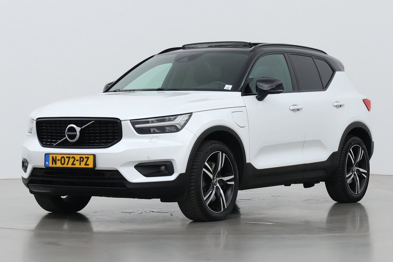 Volvo XC40 T5 Twin Engine R-Design | Harman/Kardon | Panoramadak | BLIS | Camera | Stoel+Stuurverwarming | Keyless | ACC | 19 Inch