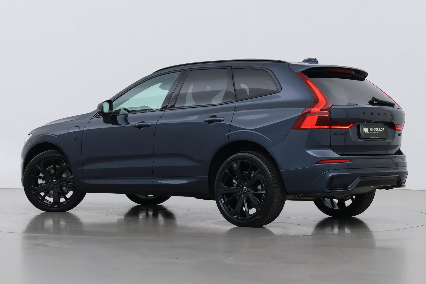 Volvo XC60 T6 Plus Black Edition | Bowers&Wilkins | Panoramadak | 360° Camera | Head-Up | Trekhaak | Ventilatie+Massage | 21 Inch