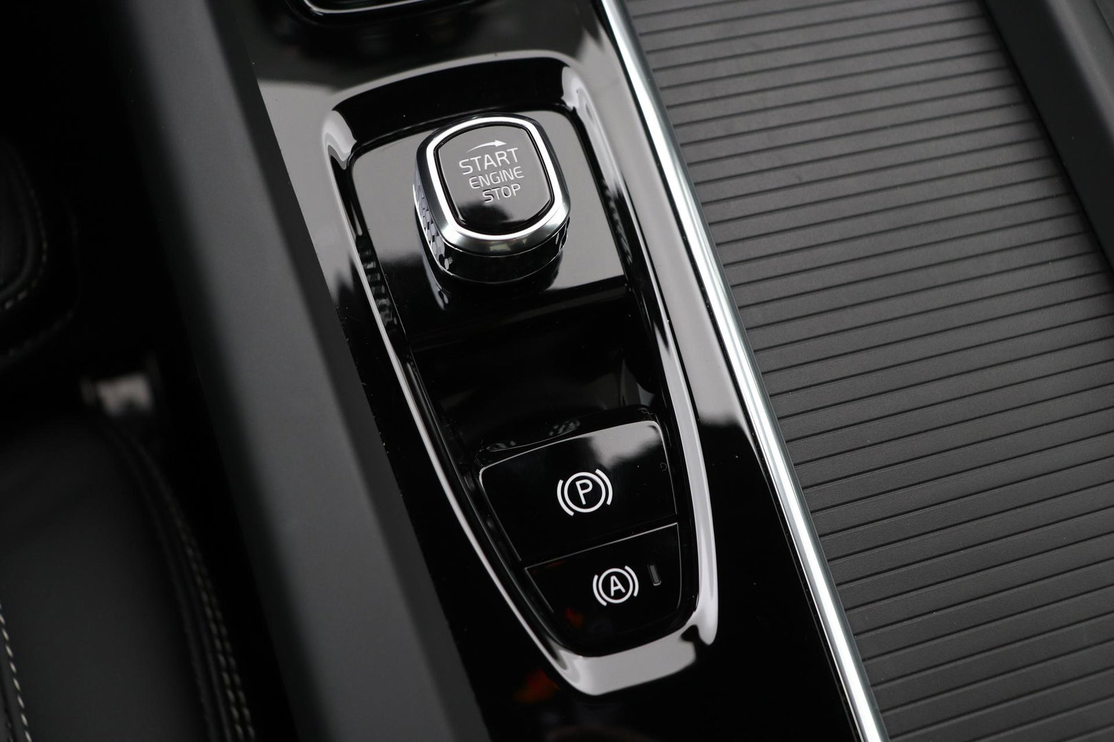 Volvo XC60 T6 Plus Black Edition | Bowers&Wilkins | Panoramadak | 360° Camera | Head-Up | Trekhaak | Ventilatie+Massage | 21 Inch