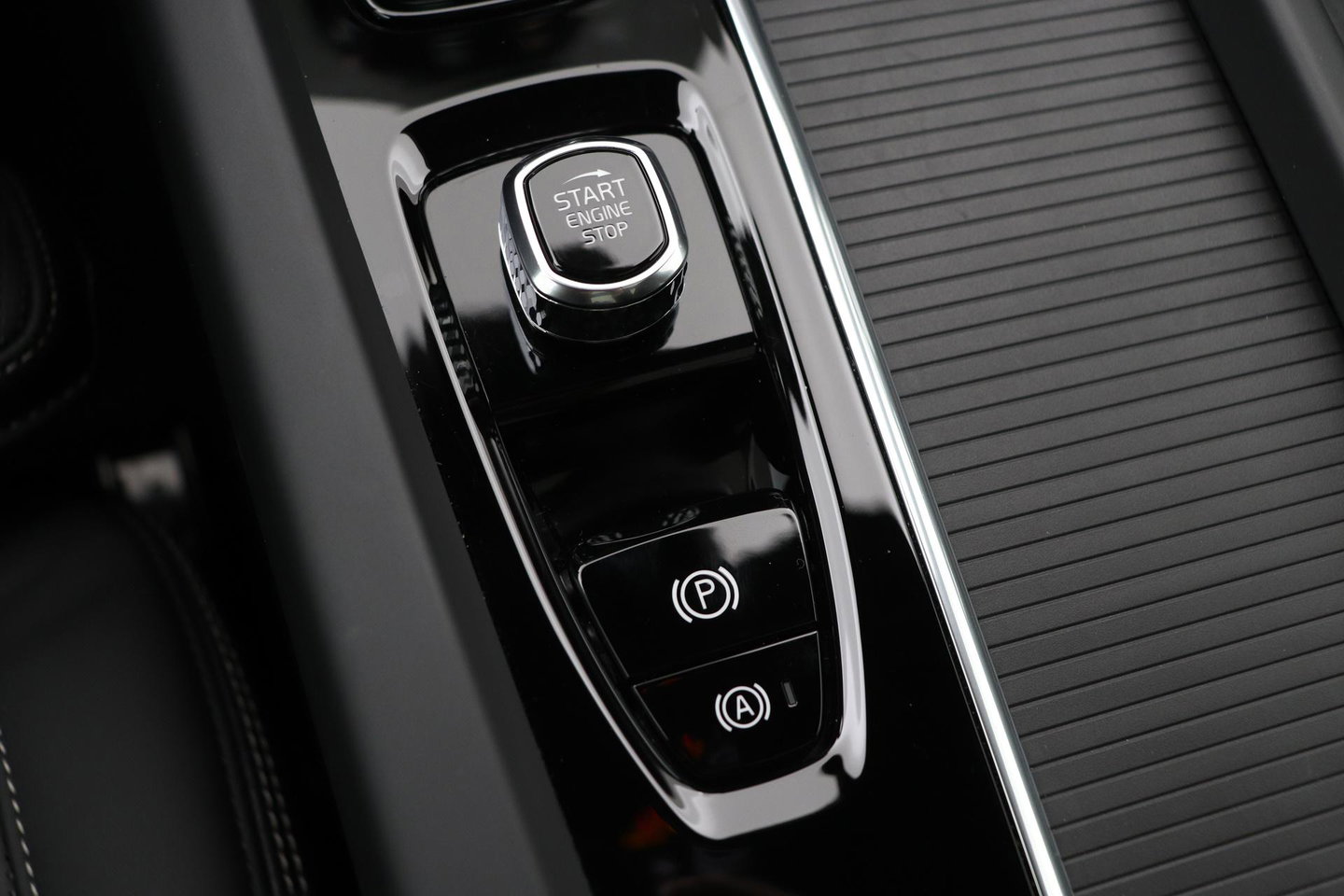 Volvo XC60 T6 Plus Black Edition | Bowers&Wilkins | Panoramadak | 360° Camera | Head-Up | Trekhaak | Ventilatie+Massage | 21 Inch