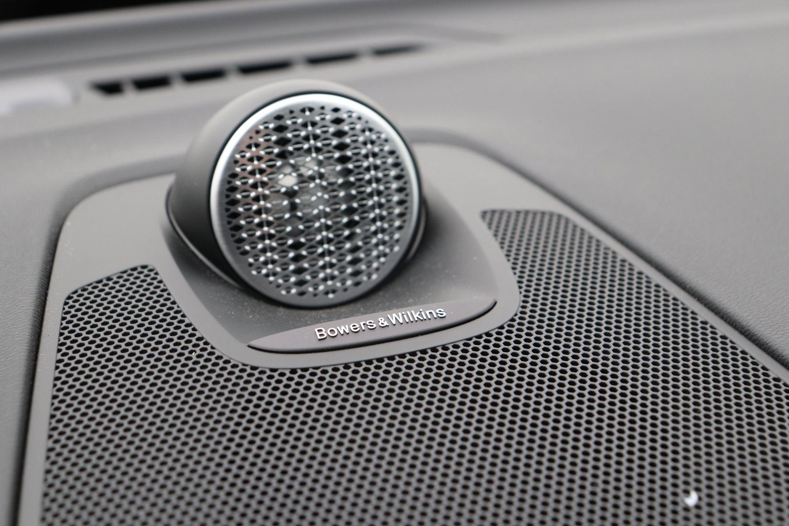 Volvo XC60 T6 Plus Black Edition | Bowers&Wilkins | Panoramadak | 360° Camera | Head-Up | Trekhaak | Ventilatie+Massage | 21 Inch