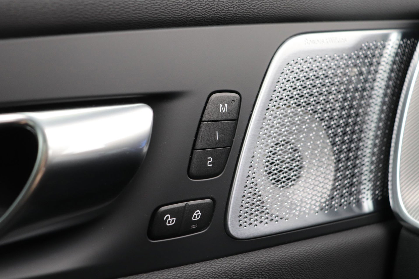 Volvo XC60 T6 Plus Black Edition | Bowers&Wilkins | Panoramadak | 360° Camera | Head-Up | Trekhaak | Ventilatie+Massage | 21 Inch