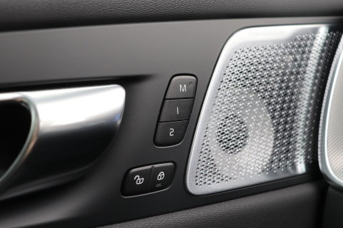 Volvo XC60 T6 Plus Black Edition | Bowers&Wilkins | Panoramadak | 360° Camera | Head-Up | Trekhaak | Ventilatie+Massage | 21 Inch