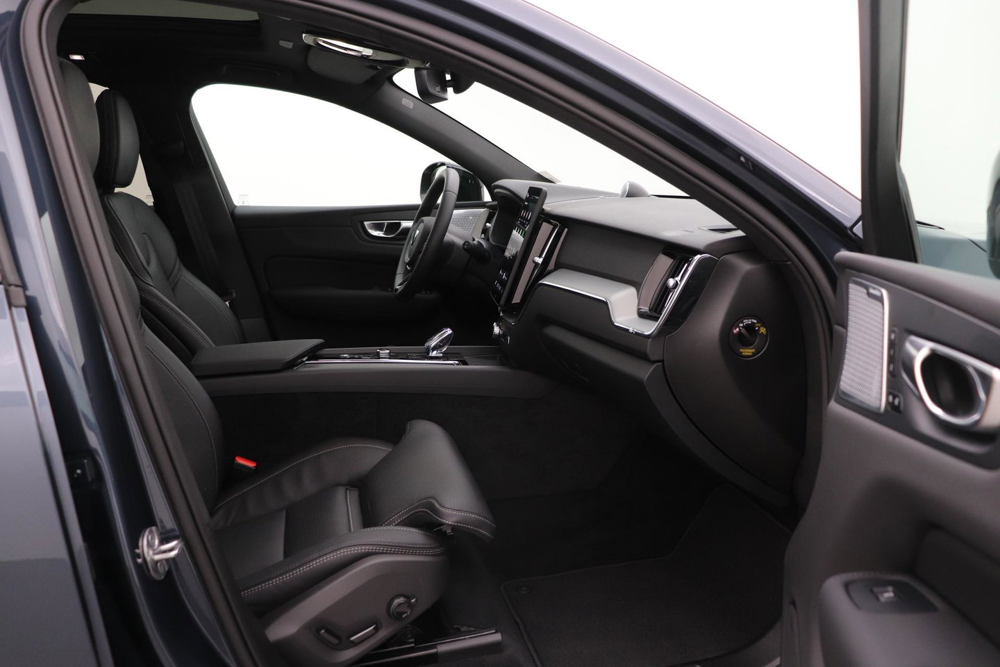 Volvo XC60 T6 Plus Black Edition | Bowers&Wilkins | Panoramadak | 360° Camera | Head-Up | Trekhaak | Ventilatie+Massage | 21 Inch