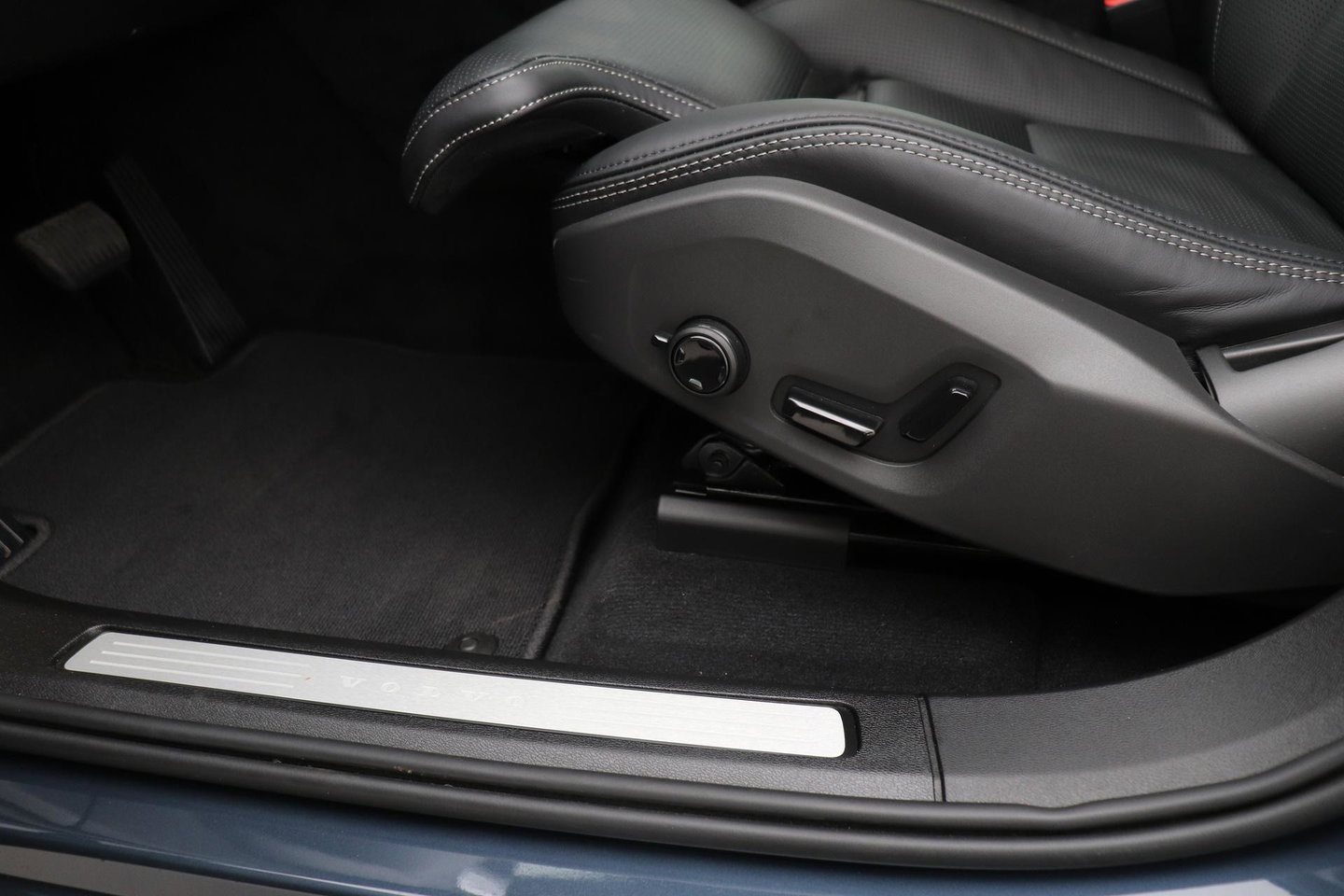 Volvo XC60 T6 Plus Black Edition | Bowers&Wilkins | Panoramadak | 360° Camera | Head-Up | Trekhaak | Ventilatie+Massage | 21 Inch