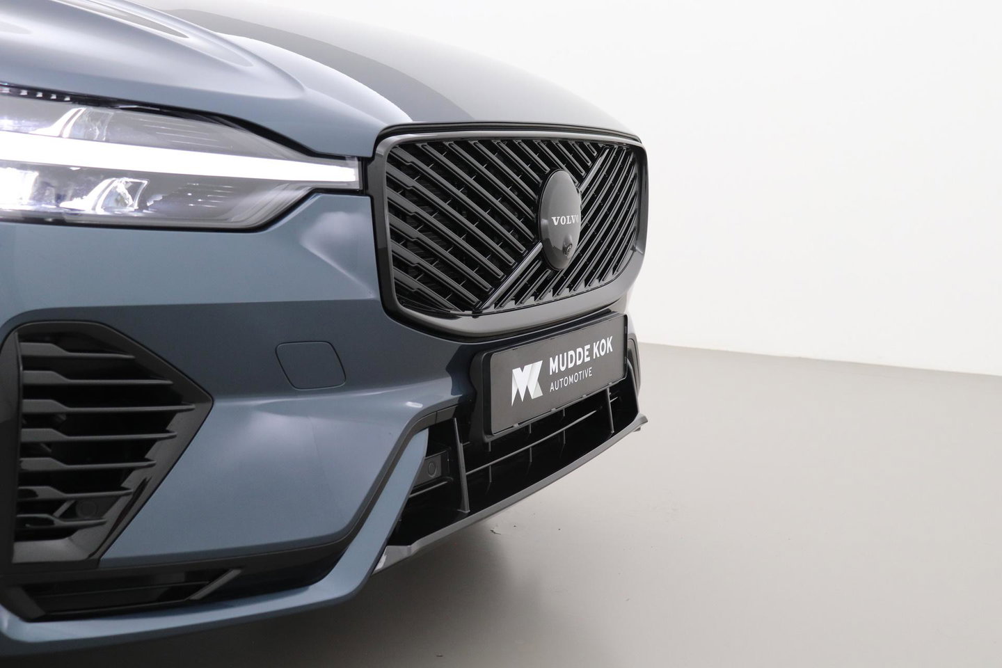 Volvo XC60 T6 Plus Black Edition | Bowers&Wilkins | Panoramadak | 360° Camera | Head-Up | Trekhaak | Ventilatie+Massage | 21 Inch
