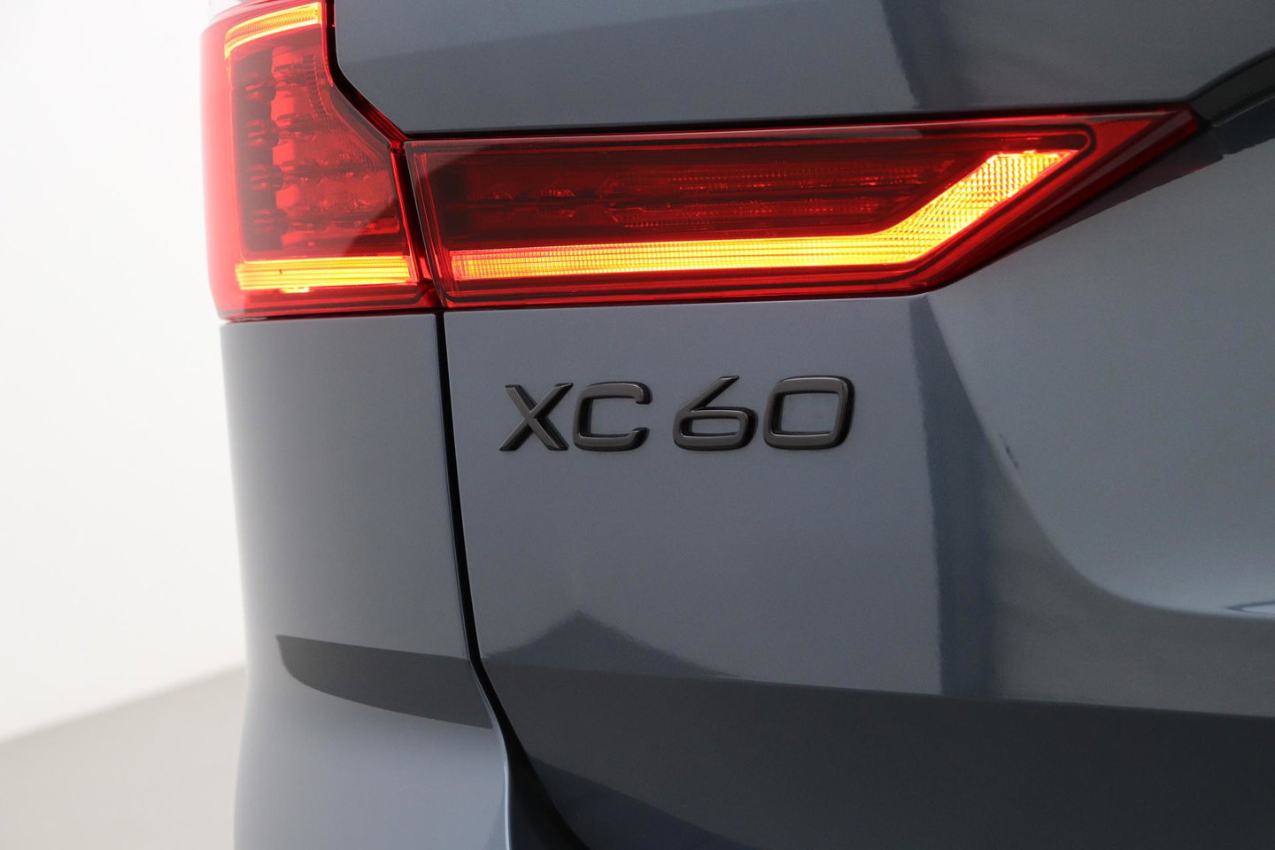 Volvo XC60 T6 Plus Black Edition | Bowers&Wilkins | Panoramadak | 360° Camera | Head-Up | Trekhaak | Ventilatie+Massage | 21 Inch