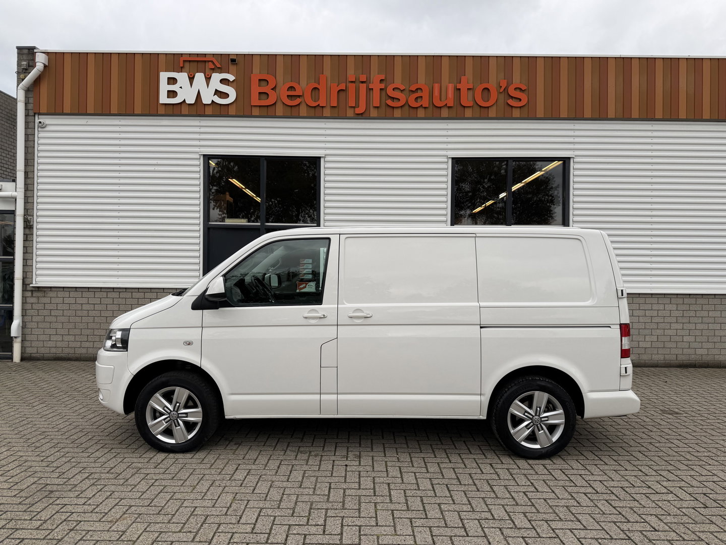 Volkswagen Transporter 2.0 TDI 140pk DSG L1H1 Comfortline / vaste prijs rijklaar € 9.950 ex btw / dubbele schuifdeur / airco / cruise / standkachel / navigatie / trekhaak / lichtmetalen velgen !