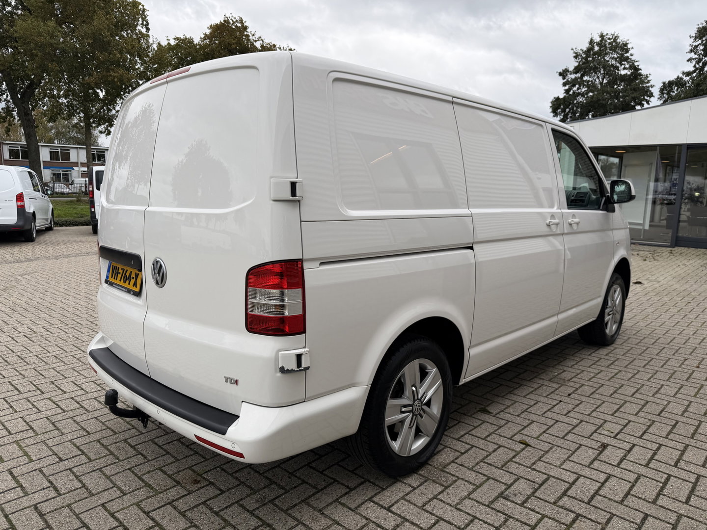 Volkswagen Transporter 2.0 TDI 140pk DSG L1H1 Comfortline / vaste prijs rijklaar € 9.950 ex btw / dubbele schuifdeur / airco / cruise / standkachel / navigatie / trekhaak / lichtmetalen velgen !