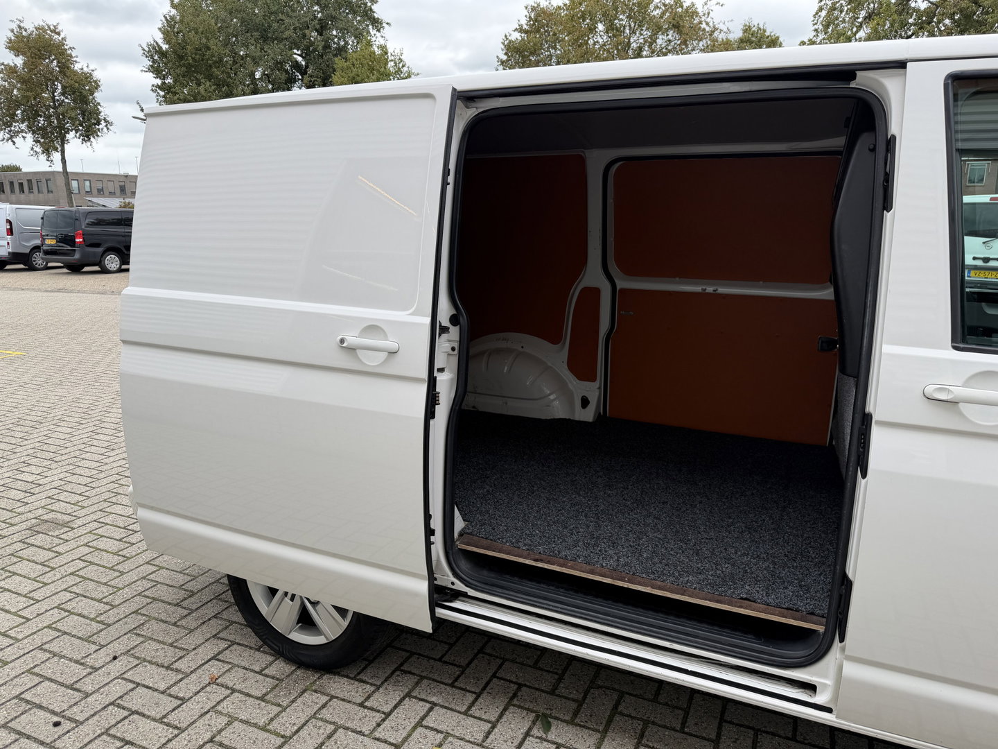 Volkswagen Transporter 2.0 TDI 140pk DSG L1H1 Comfortline / vaste prijs rijklaar € 9.950 ex btw / dubbele schuifdeur / airco / cruise / standkachel / navigatie / trekhaak / lichtmetalen velgen !