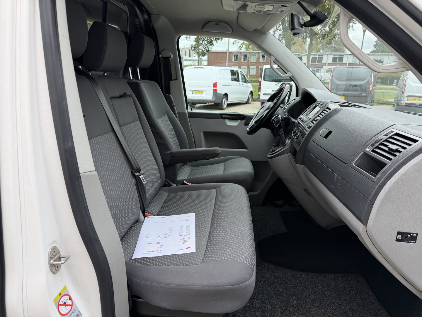 Volkswagen Transporter 2.0 TDI 140pk DSG L1H1 Comfortline / vaste prijs rijklaar € 9.950 ex btw / dubbele schuifdeur / airco / cruise / standkachel / navigatie / trekhaak / lichtmetalen velgen !