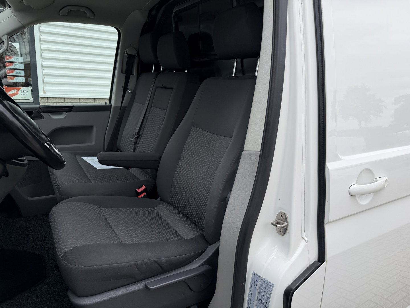 Volkswagen Transporter 2.0 TDI 140pk DSG L1H1 Comfortline / vaste prijs rijklaar € 9.950 ex btw / dubbele schuifdeur / airco / cruise / standkachel / navigatie / trekhaak / lichtmetalen velgen !