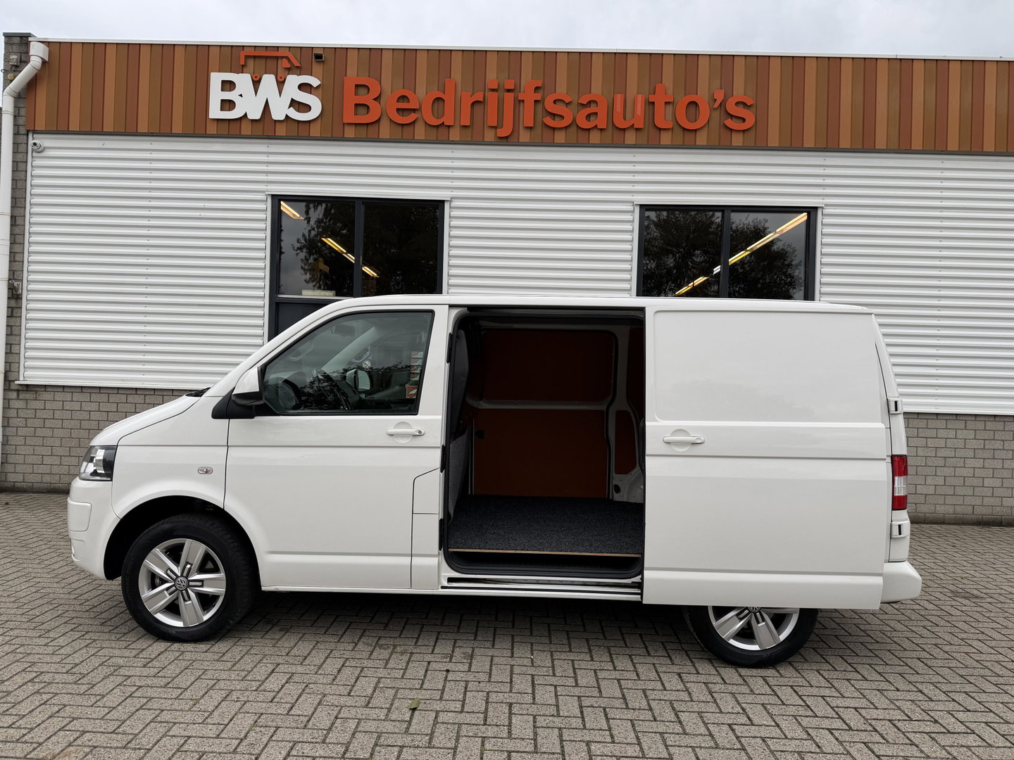 Volkswagen Transporter 2.0 TDI 140pk DSG L1H1 Comfortline / vaste prijs rijklaar € 9.950 ex btw / dubbele schuifdeur / airco / cruise / standkachel / navigatie / trekhaak / lichtmetalen velgen !