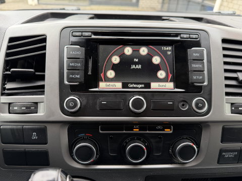Volkswagen Transporter 2.0 TDI 140pk DSG L1H1 Comfortline / vaste prijs rijklaar € 9.950 ex btw / dubbele schuifdeur / airco / cruise / standkachel / navigatie / trekhaak / lichtmetalen velgen !