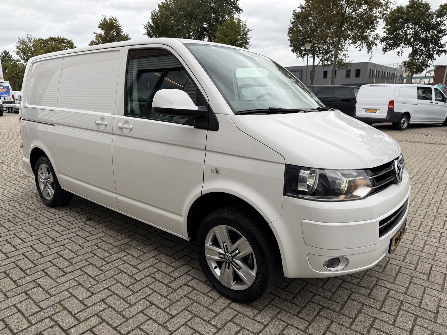 Volkswagen Transporter 2.0 TDI 140pk DSG L1H1 Comfortline / vaste prijs rijklaar € 9.950 ex btw / dubbele schuifdeur / airco / cruise / standkachel / navigatie / trekhaak / lichtmetalen velgen !