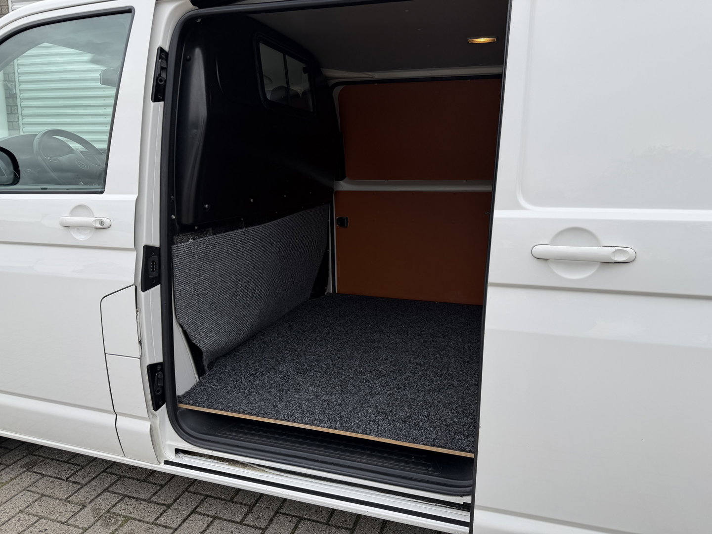 Volkswagen Transporter 2.0 TDI 140pk DSG L1H1 Comfortline / vaste prijs rijklaar € 9.950 ex btw / dubbele schuifdeur / airco / cruise / standkachel / navigatie / trekhaak / lichtmetalen velgen !