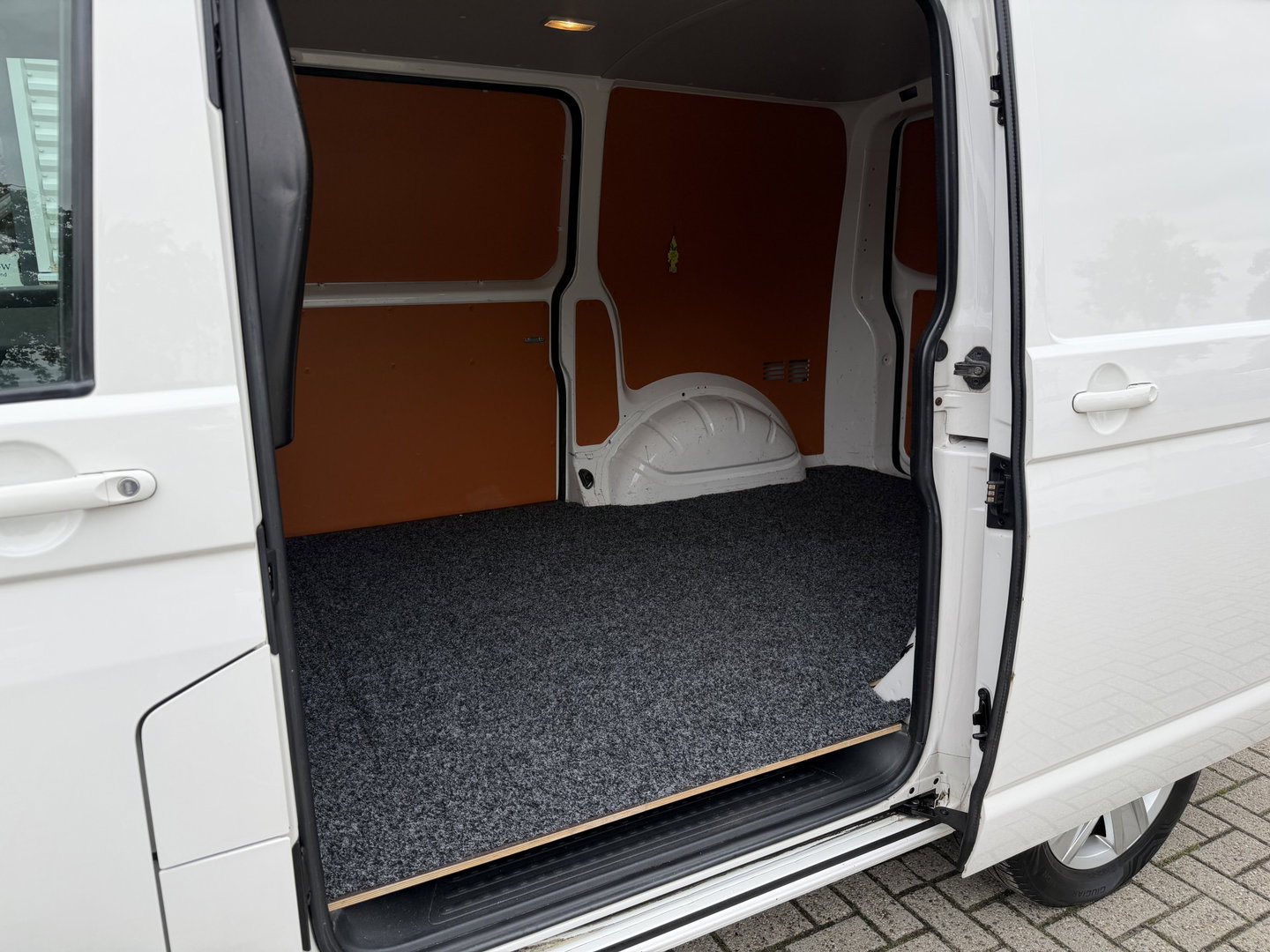Volkswagen Transporter 2.0 TDI 140pk DSG L1H1 Comfortline / vaste prijs rijklaar € 9.950 ex btw / dubbele schuifdeur / airco / cruise / standkachel / navigatie / trekhaak / lichtmetalen velgen !