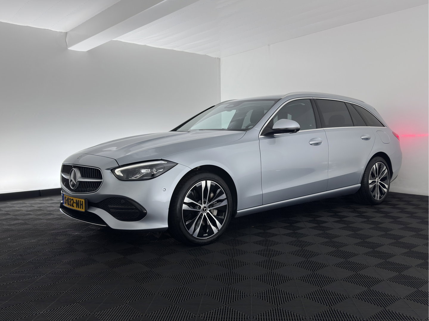 Mercedes-Benz C-Klasse Estate 300 e Luxury Line (Plug-in) [3-Fase-11kW] (INCL.BTW) Aut. *FULL-LED | AMBIENT-LIGHT | TOP-VIEW | MEMORY-PACK | WIDESCREEN-COCKPIT | HEATED-COMFORTSEATS | NAVI-FULLMAP | SHIFTPADDLES | PRIVACY-GLASS | DAB | 18''ALU*