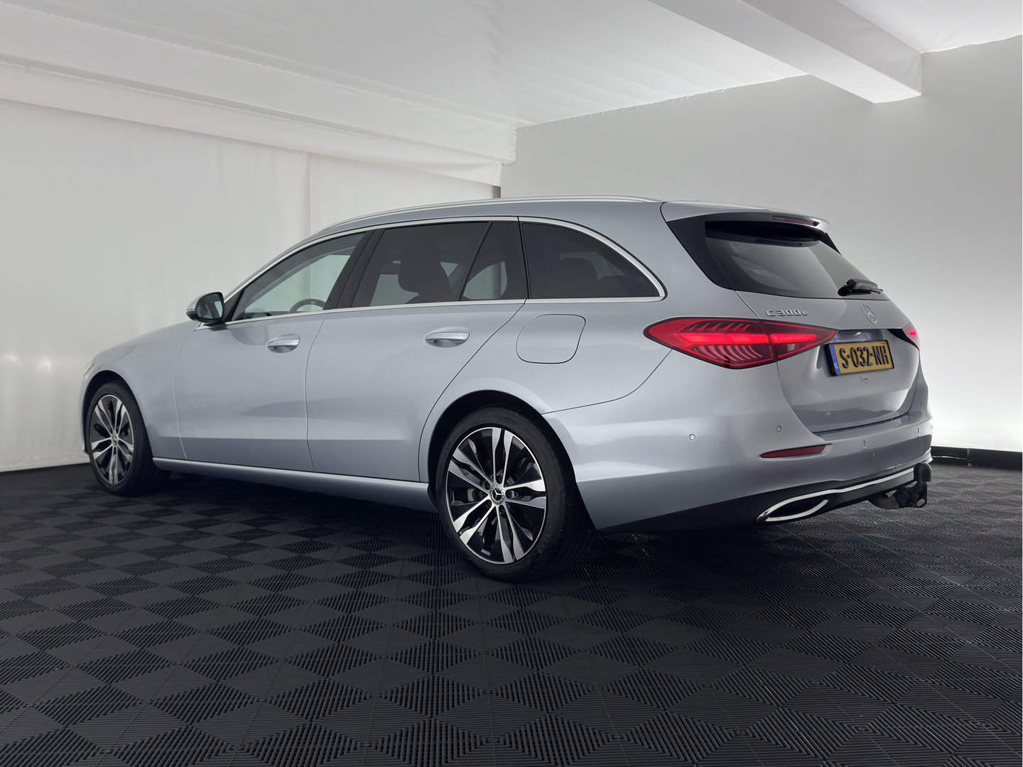 Mercedes-Benz C-Klasse Estate 300 e Luxury Line (Plug-in) [3-Fase-11kW] (INCL.BTW) Aut. *FULL-LED | AMBIENT-LIGHT | TOP-VIEW | MEMORY-PACK | WIDESCREEN-COCKPIT | HEATED-COMFORTSEATS | NAVI-FULLMAP | SHIFTPADDLES | PRIVACY-GLASS | DAB | 18''ALU*