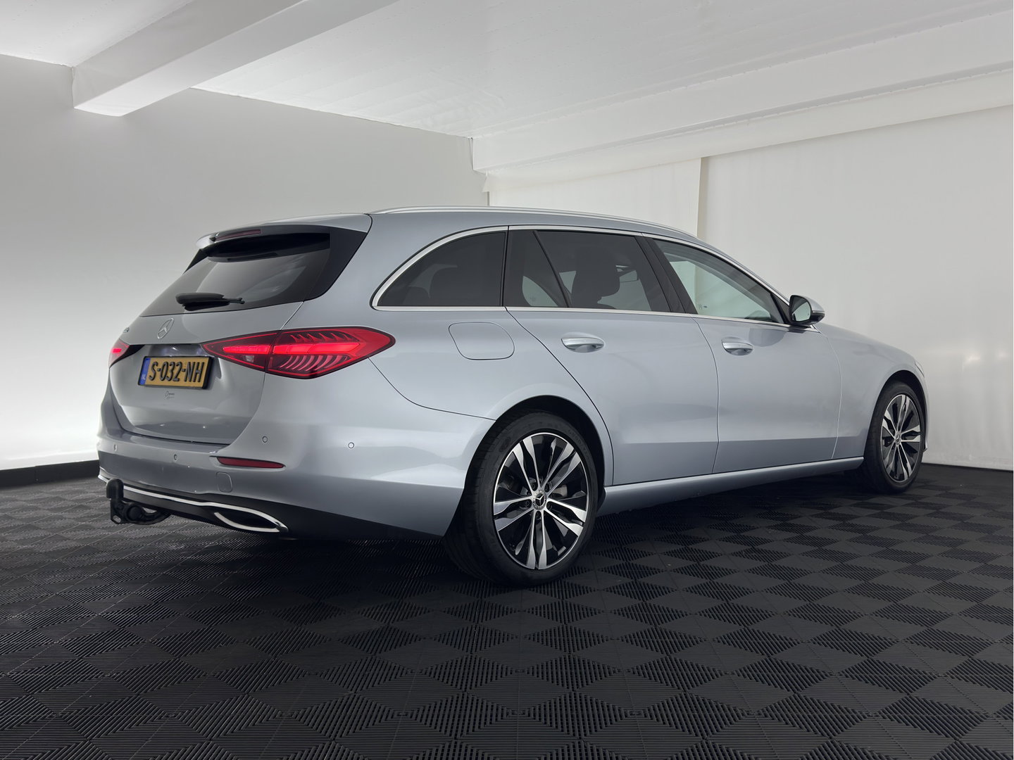 Mercedes-Benz C-Klasse Estate 300 e Luxury Line (Plug-in) [3-Fase-11kW] (INCL.BTW) Aut. *FULL-LED | AMBIENT-LIGHT | TOP-VIEW | MEMORY-PACK | WIDESCREEN-COCKPIT | HEATED-COMFORTSEATS | NAVI-FULLMAP | SHIFTPADDLES | PRIVACY-GLASS | DAB | 18''ALU*