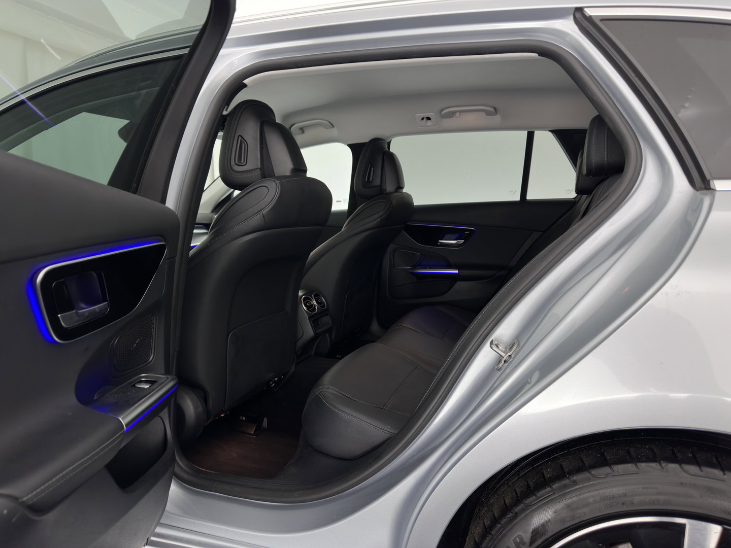 Mercedes-Benz C-Klasse Estate 300 e Luxury Line (Plug-in) [3-Fase-11kW] (INCL.BTW) Aut. *FULL-LED | AMBIENT-LIGHT | TOP-VIEW | MEMORY-PACK | WIDESCREEN-COCKPIT | HEATED-COMFORTSEATS | NAVI-FULLMAP | SHIFTPADDLES | PRIVACY-GLASS | DAB | 18''ALU*