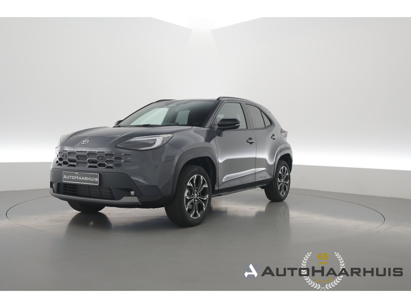 Toyota Yaris Cross 1.5 Hybrid 130 First Edition | Rijklaar! | Facelift! | Storm Grey | Camera | Stoel- Stuurverw. | Adapt. Cruise | Keyless |