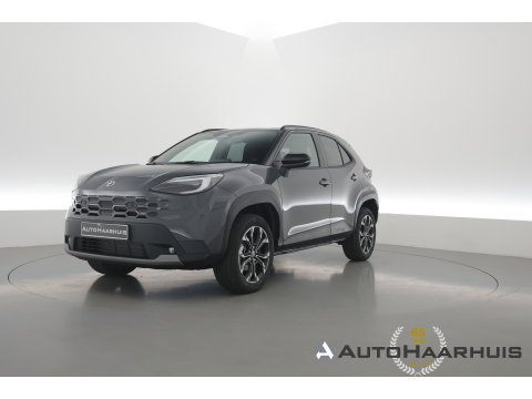 Toyota Yaris Cross 1.5 Hybrid 130 First Edition | Rijklaar! | Facelift! | Storm Grey | Camera | Stoel- Stuurverw. | Adapt. Cruise | Keyless |