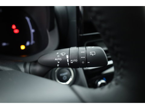 Toyota Yaris Cross 1.5 Hybrid 130 First Edition | Rijklaar! | Facelift! | Storm Grey | Camera | Stoel- Stuurverw. | Adapt. Cruise | Keyless |