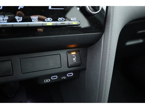 Toyota Yaris Cross 1.5 Hybrid 130 First Edition | Rijklaar! | Facelift! | Storm Grey | Camera | Stoel- Stuurverw. | Adapt. Cruise | Keyless |