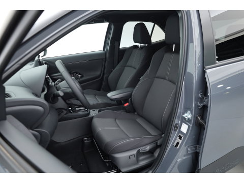 Toyota Yaris Cross 1.5 Hybrid 130 First Edition | Rijklaar! | Facelift! | Storm Grey | Camera | Stoel- Stuurverw. | Adapt. Cruise | Keyless |