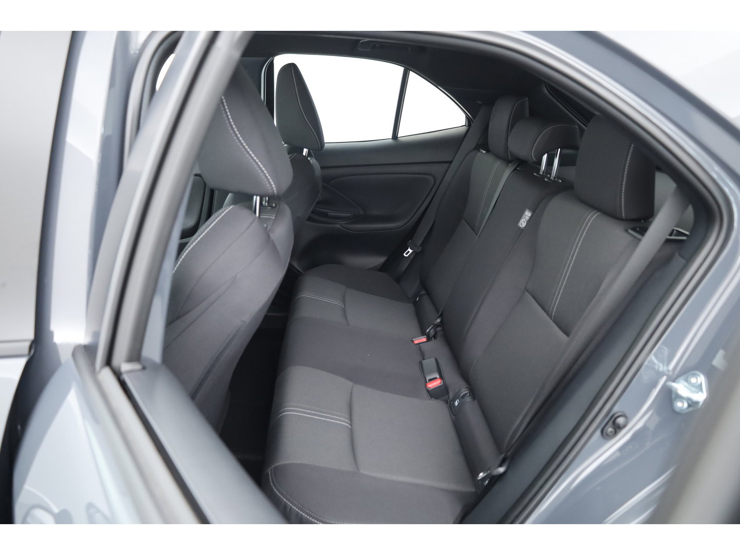Toyota Yaris Cross 1.5 Hybrid 130 First Edition | Rijklaar! | Facelift! | Storm Grey | Camera | Stoel- Stuurverw. | Adapt. Cruise | Keyless |