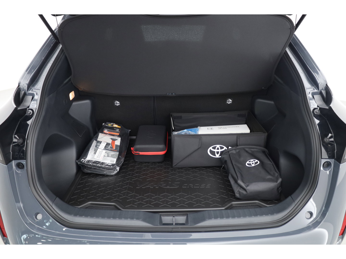 Toyota Yaris Cross 1.5 Hybrid 130 First Edition | Rijklaar! | Facelift! | Storm Grey | Camera | Stoel- Stuurverw. | Adapt. Cruise | Keyless |