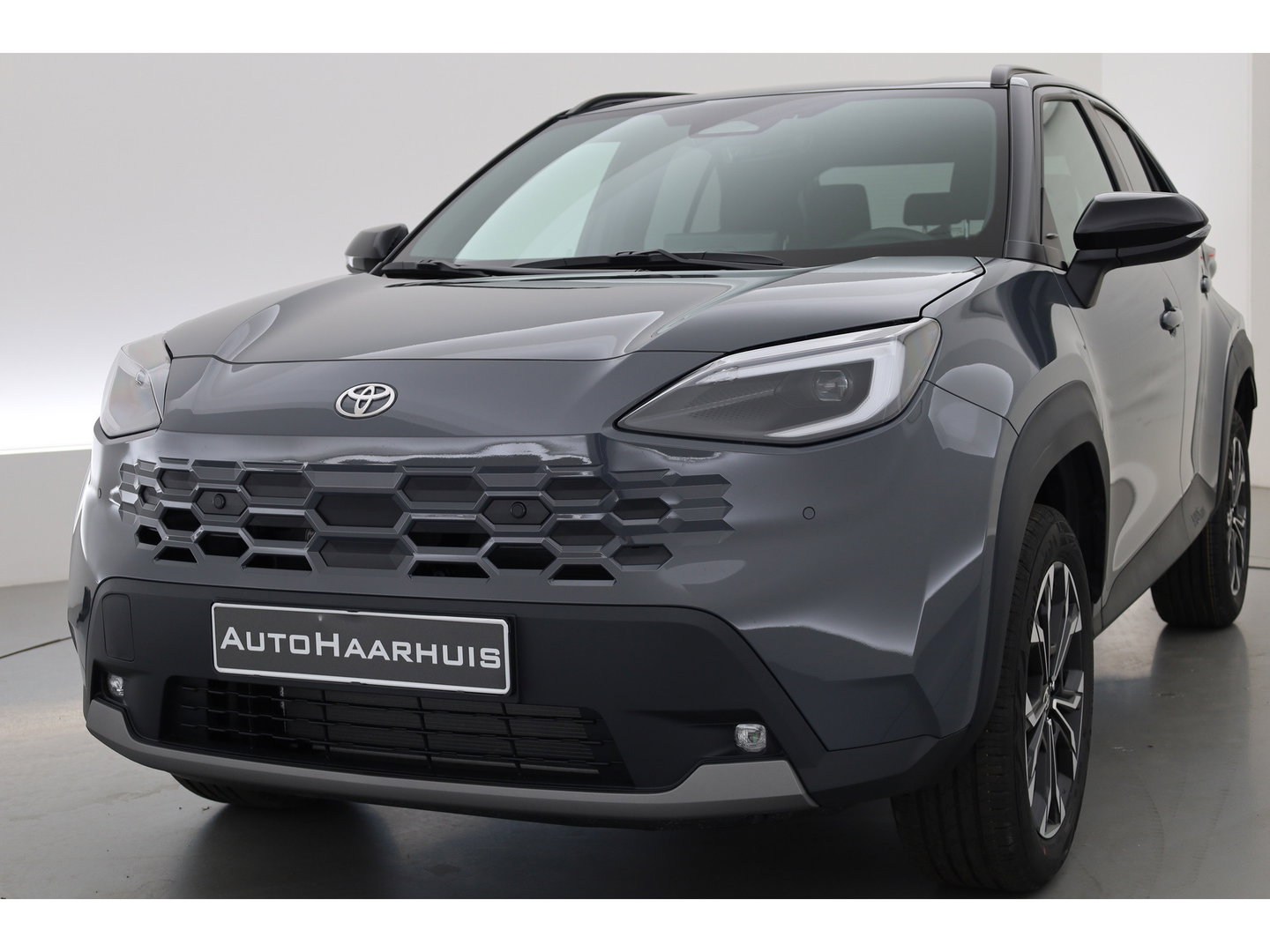 Toyota Yaris Cross 1.5 Hybrid 130 First Edition | Rijklaar! | Facelift! | Storm Grey | Camera | Stoel- Stuurverw. | Adapt. Cruise | Keyless |
