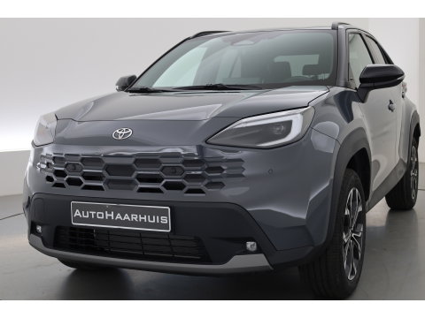 Toyota Yaris Cross 1.5 Hybrid 130 First Edition | Rijklaar! | Facelift! | Storm Grey | Camera | Stoel- Stuurverw. | Adapt. Cruise | Keyless |