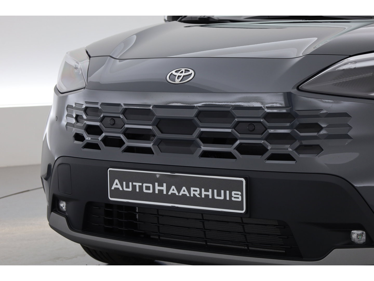 Toyota Yaris Cross 1.5 Hybrid 130 First Edition | Rijklaar! | Facelift! | Storm Grey | Camera | Stoel- Stuurverw. | Adapt. Cruise | Keyless |