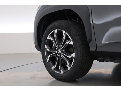 Toyota Yaris Cross 1.5 Hybrid 130 First Edition | Rijklaar! | Facelift! | Storm Grey | Camera | Stoel- Stuurverw. | Adapt. Cruise | Keyless |