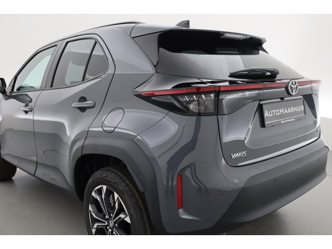 Toyota Yaris Cross 1.5 Hybrid 130 First Edition | Rijklaar! | Facelift! | Storm Grey | Camera | Stoel- Stuurverw. | Adapt. Cruise | Keyless |