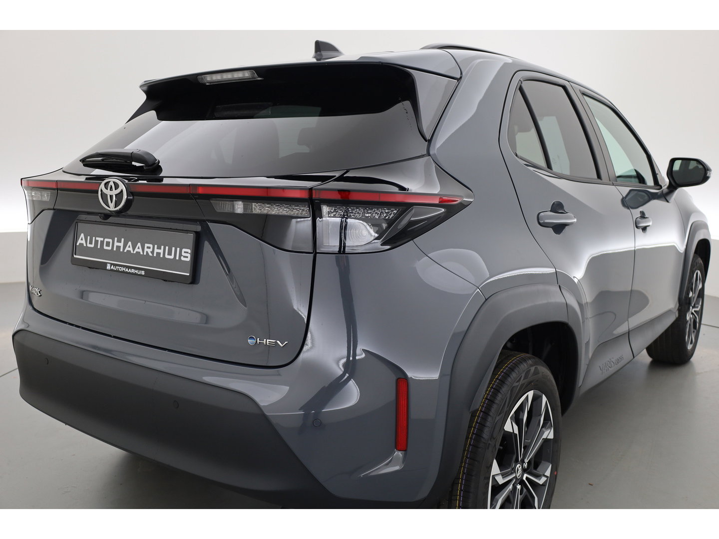 Toyota Yaris Cross 1.5 Hybrid 130 First Edition | Rijklaar! | Facelift! | Storm Grey | Camera | Stoel- Stuurverw. | Adapt. Cruise | Keyless |