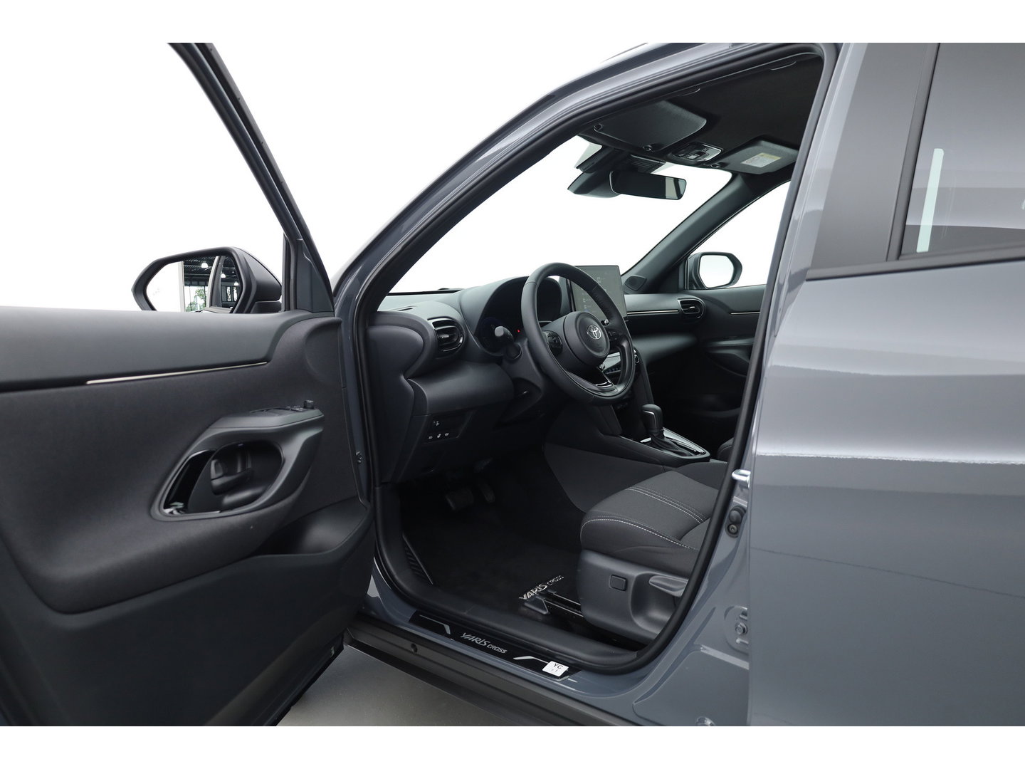 Toyota Yaris Cross 1.5 Hybrid 130 First Edition | Rijklaar! | Facelift! | Storm Grey | Camera | Stoel- Stuurverw. | Adapt. Cruise | Keyless |