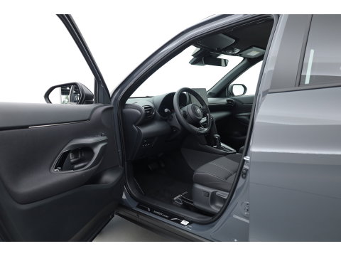 Toyota Yaris Cross 1.5 Hybrid 130 First Edition | Rijklaar! | Facelift! | Storm Grey | Camera | Stoel- Stuurverw. | Adapt. Cruise | Keyless |