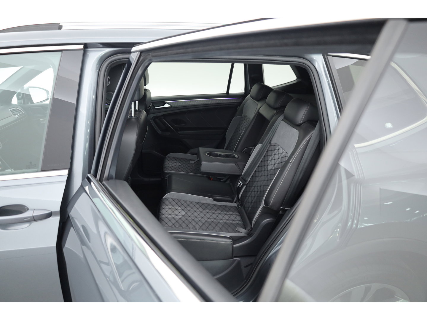 Volkswagen Tiguan Allspace 1.5 TSI R-Line 7p. DSG | Rijklaar! | Dig. Cockpit | Adapt. Cruise | Trekhaak | Keyless | Camera | Stoel- stuurverw. |