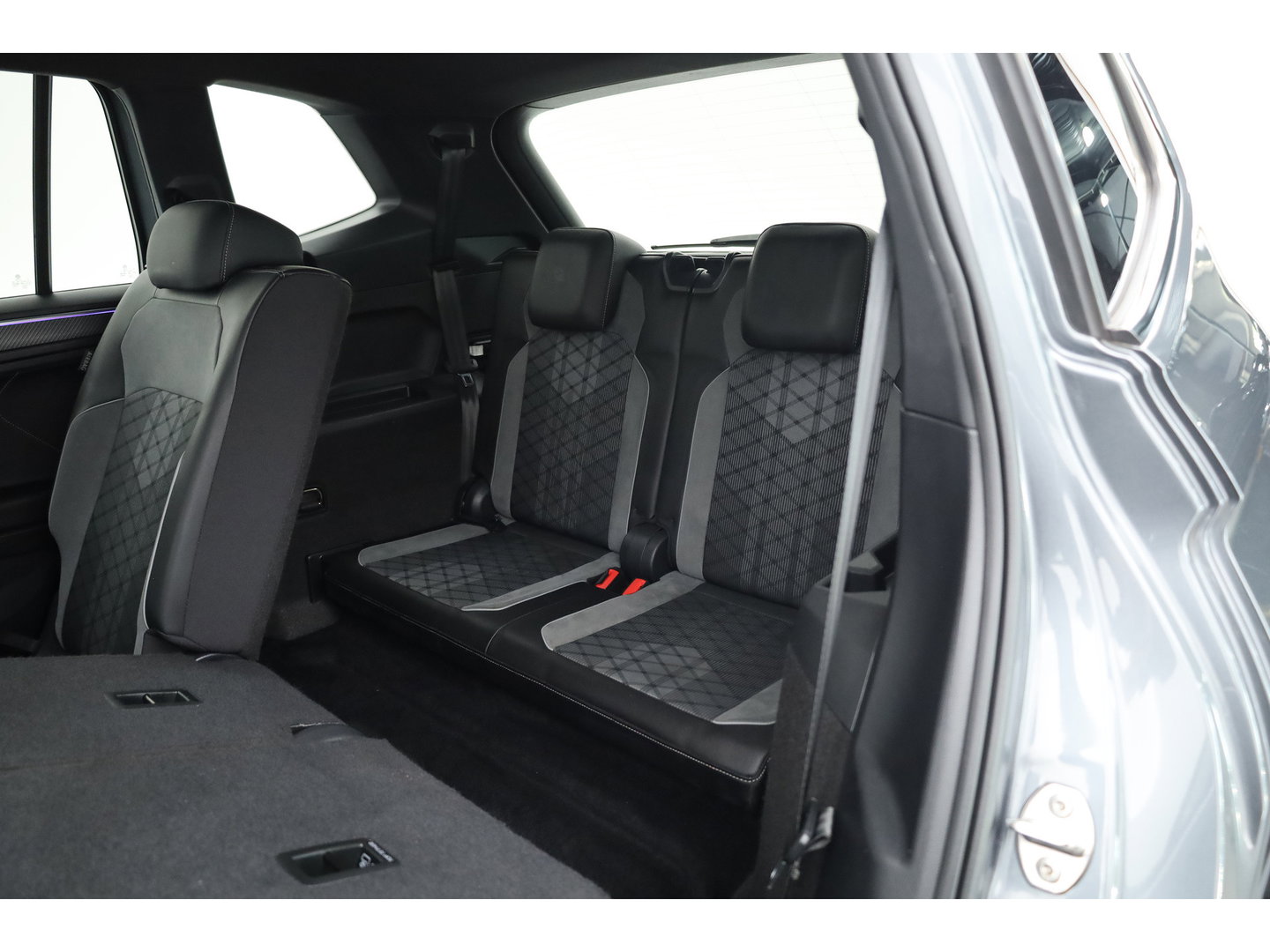 Volkswagen Tiguan Allspace 1.5 TSI R-Line 7p. DSG | Rijklaar! | Dig. Cockpit | Adapt. Cruise | Trekhaak | Keyless | Camera | Stoel- stuurverw. |
