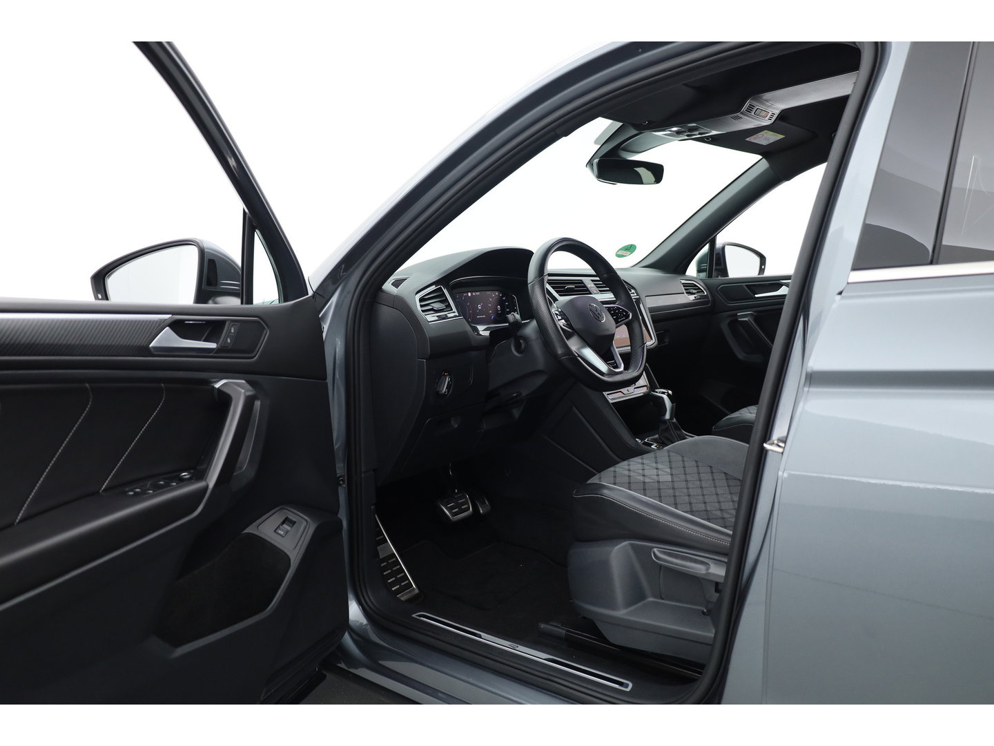 Volkswagen Tiguan Allspace 1.5 TSI R-Line 7p. DSG | Rijklaar! | Dig. Cockpit | Adapt. Cruise | Trekhaak | Keyless | Camera | Stoel- stuurverw. |