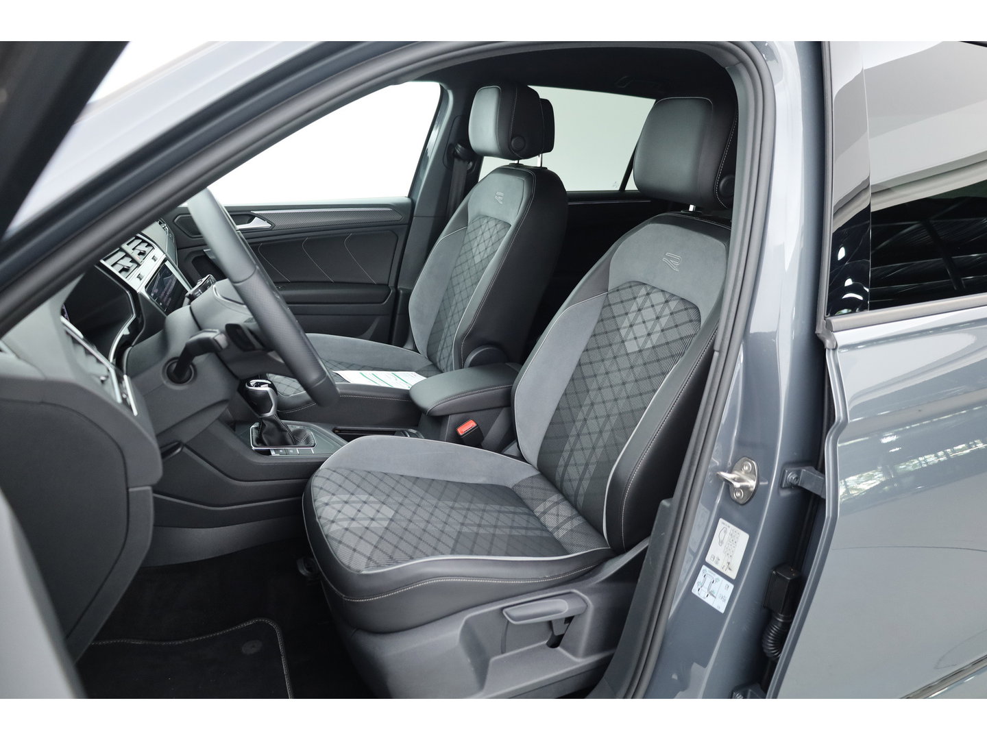 Volkswagen Tiguan 1.4 TSI eHybrid R-Line Black Style | SOH 91% | IQ. Light | 360cam | Elek. Trekhaak | NAV + CarPlay | Stoel- Stuurverw. |