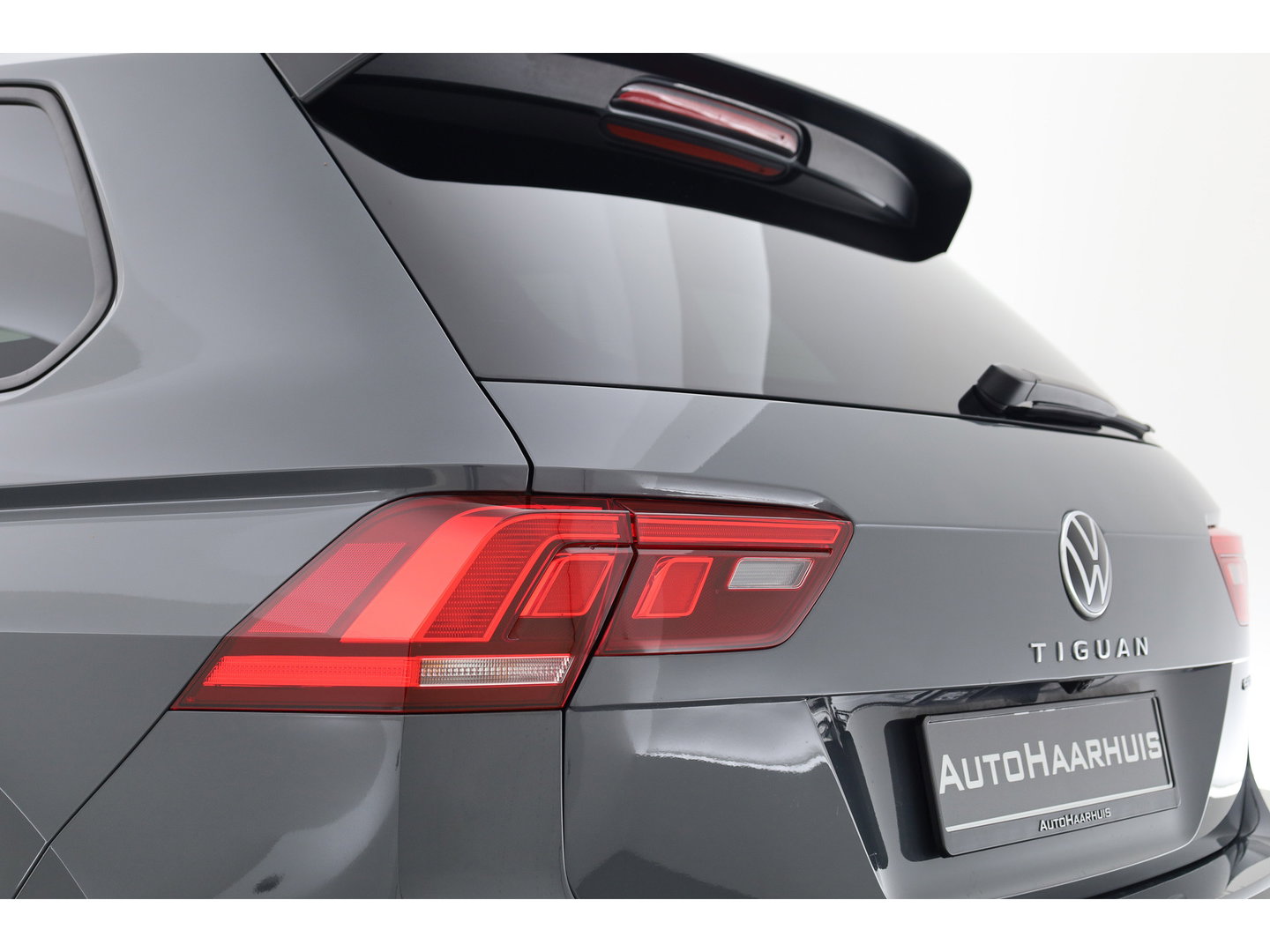 Volkswagen Tiguan 1.4 TSI eHybrid R-Line Black Style | SOH 91% | IQ. Light | 360cam | Elek. Trekhaak | NAV + CarPlay | Stoel- Stuurverw. |