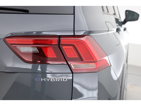 Volkswagen Tiguan 1.4 TSI eHybrid R-Line Black Style | SOH 91% | IQ. Light | 360cam | Elek. Trekhaak | NAV + CarPlay | Stoel- Stuurverw. |