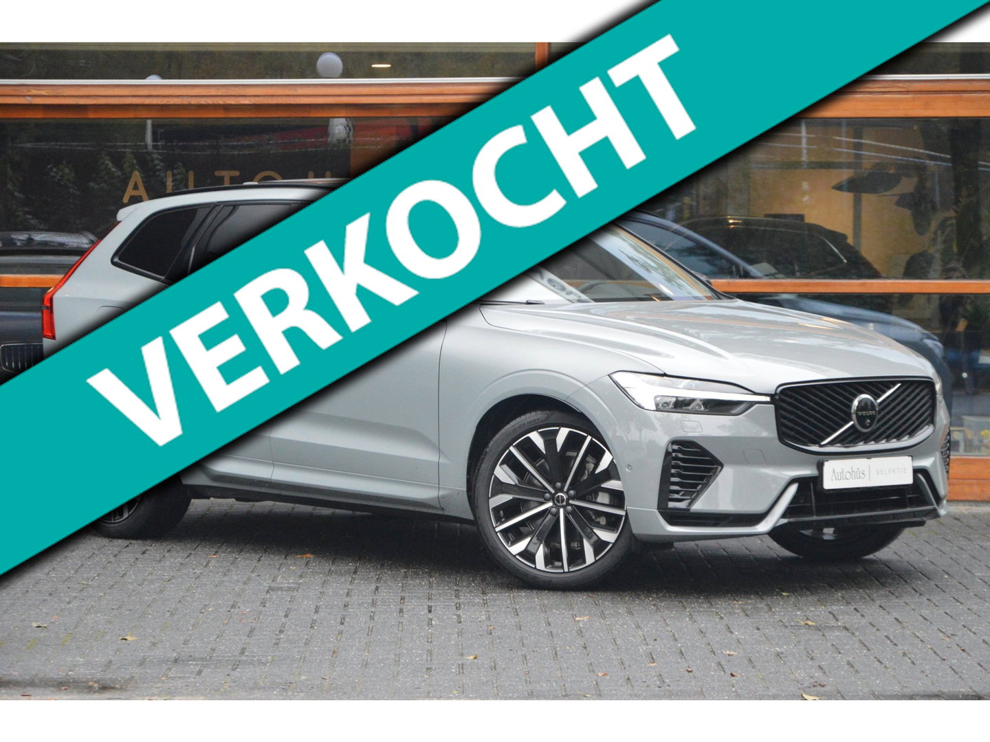 Volvo XC60 T8 Hybride AWD Ultra Dark Executive | Luchtvering | Massage | Stoelventilatie | Head-Up | 360° Camera | Panoramadak |